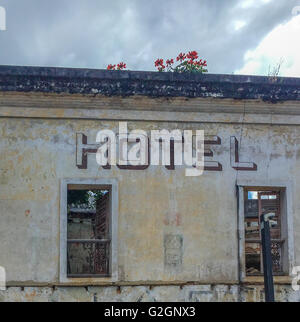 Peint à la main un panneau indiquant l'hôtel sur une ancienne et tomber dans l'hôtel Old San Juan, PR Banque D'Images