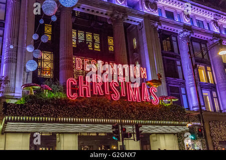 Selfridge's grand magasin sur Oxford St à Londres éclairé et décoré pour Noël, Oxford St, Londres Banque D'Images