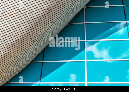 Le toit du Centre aquatique de Londres au Parc Olympique à Stratford , conçu par l'architecte Zaha Hadid ,Stratford , Londres , Royaume-Uni Banque D'Images