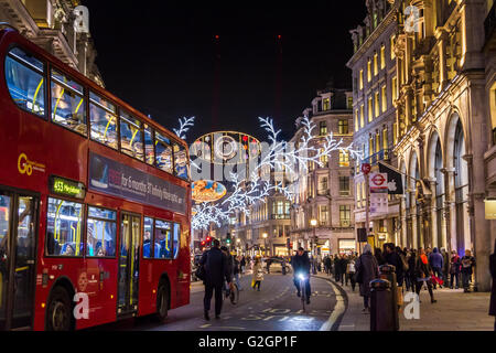 Illuminations de Noël sur Regent St dans le West End de Londres à l'heure de Noël, Londres, Royaume-Uni Banque D'Images