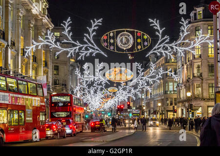 Lumières de Noël sur Regent Street, occupé par la circulation et les acheteurs à Noël dans le West End de Londres, Royaume-Uni Banque D'Images