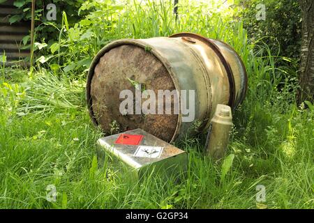 Le vieux baril de carburant diesel . Metal et Rusty sur l'herbe. Banque D'Images