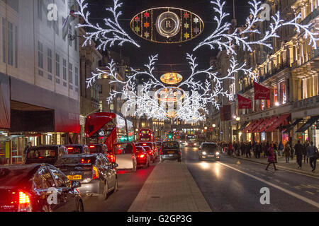 Noël est illuminé le long d'une rue Regent très animée où se trouvent des clients à l'heure de Noël dans le West End de Londres Banque D'Images