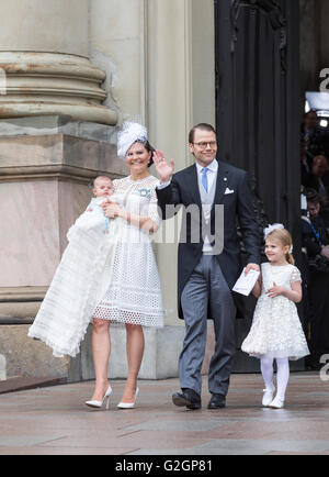 Le Prince Oscar de Suède bébé baptême de la famille - quitte la chapelle royale. Le prince Daniel waves Banque D'Images