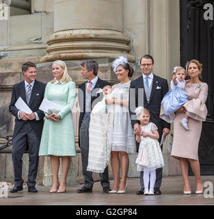 Baptême royal en Suède Mai 2016 - Prince Oscar de Suède. La famille proche avec marraine Banque D'Images