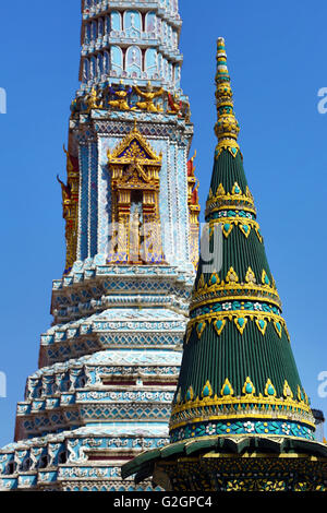 Atsada Phra Maha Chedi au Wat Phra Kaew Temple complexe à Bangkok, Thaïlande Banque D'Images