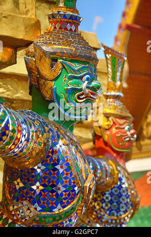 Yaksha statue démoniaque au Wat Phra Kaew Temple complexe du Temple du Bouddha d'Émeraude à Bangkok, Thaïlande Banque D'Images