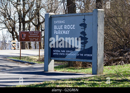 Panneau en bois à l'entrée nord du Blue Ridge Parkway qui s'exécute à partir de la Virginie et la Caroline du Nord dans l'Organisation des Banque D'Images