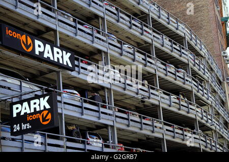 Multi niveau 24 heures parking lot, Lower Manhattan, New York City, NY, USA Banque D'Images