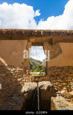 Inca Original encore en cours d'ordre de travail à l'établissement d'Ollantaytambo, Pérou Banque D'Images