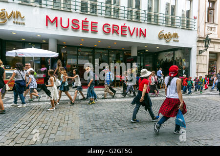 Musée Grévin, musée de cire, la foule de gens traversent la rue Celetna, Vieille Ville, Prague, République Tchèque Banque D'Images