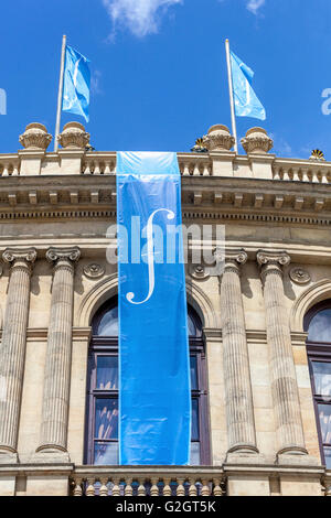 Festival du printemps de Prague, le Rudolfinum, un drapeau sur un auditorium de musique Festival de Prague République tchèque, Europe Banque D'Images