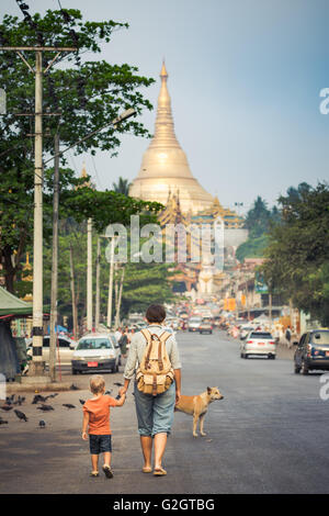 Les touristes vont à la pagode Shwedagon à Yangon. Myanmar Banque D'Images