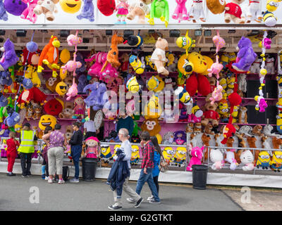 Les gens jouer au parc d'étal avec grand choix de peluches comme prix doux Banque D'Images