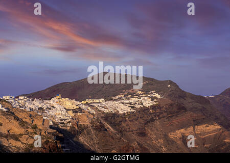 Vue panoramique d'Oia resort au coucher du soleil sur l'île de Santorin, dans les Cyclades, Grèce Banque D'Images