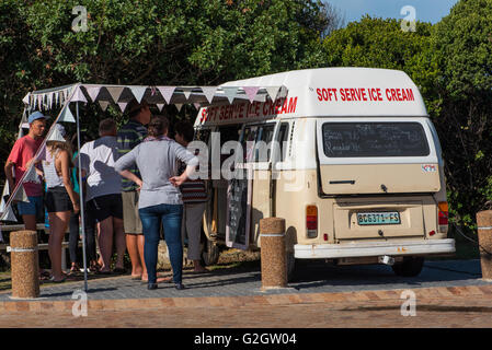 Les gens attendent en ligne pour une glace de l'ice-cream van Banque D'Images