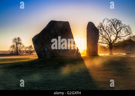 Pierres Sarsen au lever du soleil à Avebury, dans le Wiltshire. Banque D'Images