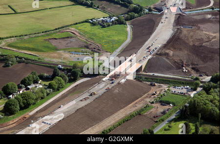 Vue aérienne d'un pont en construction sur le M6 Heysham link road, Lancashire, UK Banque D'Images