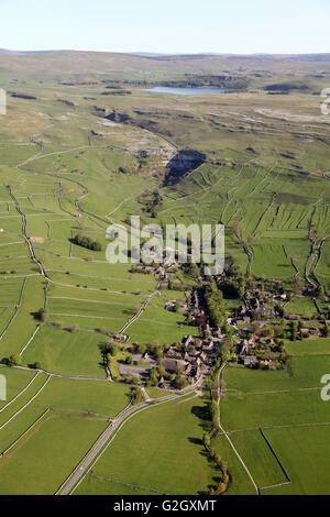 Vue aérienne de Malham village, Malham Cove & Tarn, Yorkshire, UK Banque D'Images