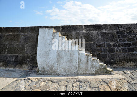 Marches de pierre sur le mur du port de Cobb à Lyme Regis, dans le Dorset sur la côte sud-ouest de l'Angleterre. Banque D'Images