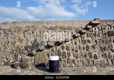 Marches de pierre sur le mur du port de Cobb à Lyme Regis, dans le Dorset sur la côte sud-ouest de l'Angleterre. Banque D'Images