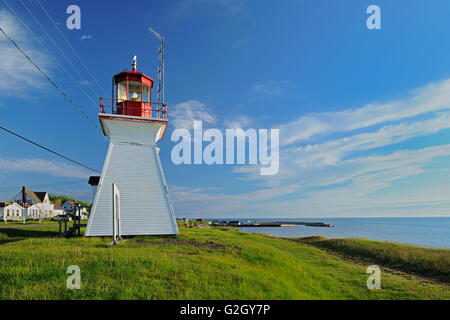 Phare sur le détroit de Northumberland, Nouveau-Brunswick Canada Cap-Lumiere Banque D'Images