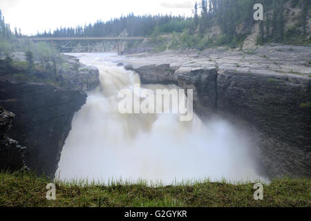 Trout River Falls Chutes d'Samdaa sur Route Deh (Route) (route du Mackenzie) Samdaa au nord-ouest du Parc Territorial Deh Falls Banque D'Images