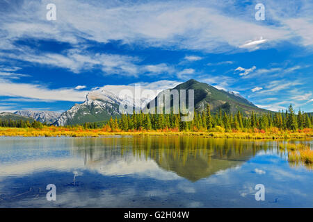 Mt. Mouantain Rundle et de soufre reflétées dans les lacs Vermillion Banff National Park Alberta Canada Banque D'Images