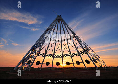 Saamis Tepee au coucher du soleil à Medicine Hat, Alberta, Canada Banque D'Images