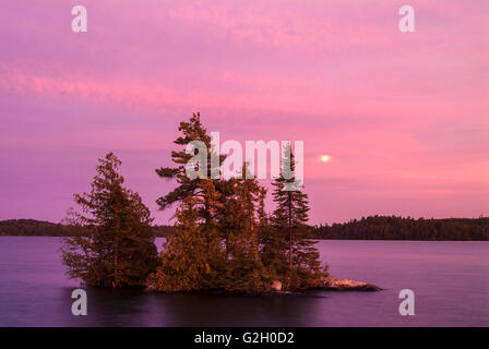 Coucher du soleil sur le Crow (lac Kakagi) près de Nestor Falls Ontario Canada Banque D'Images