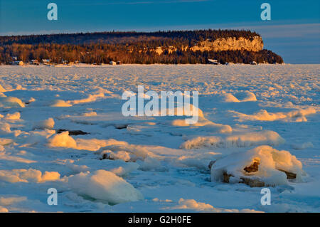 Lever du soleil sur la glace dans la baie d'isthme (Baie Georgienne) Parc National de la Péninsule-Bruce Ontario Canada Banque D'Images