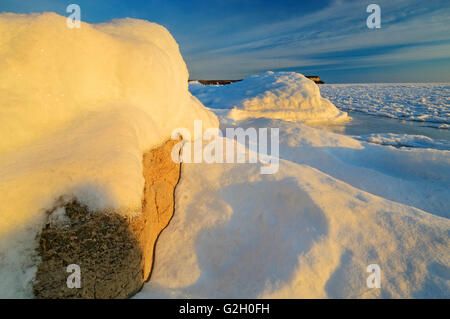 Lever du soleil sur la glace dans la baie d'isthme (Baie Georgienne) Parc National de la Péninsule-Bruce Ontario Canada Banque D'Images