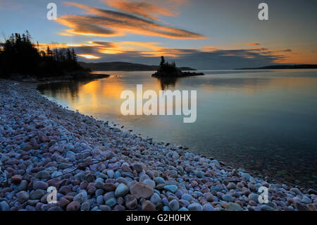 L'aube le rivage rocheux du lac Supérieur Blyth Ontario Canada Banque D'Images