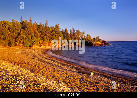 Le lac Supérieur au coucher du soleil, Pancake Bay Provincial Park, Ontario, Canada Banque D'Images