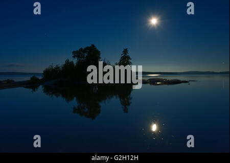 Le réglage de l'île et de la lune sur le lac Supérieur Blyth Ontario Canada Banque D'Images