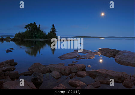 Le réglage de l'île et de la lune sur le lac Supérieur Blyth Ontario Canada Banque D'Images