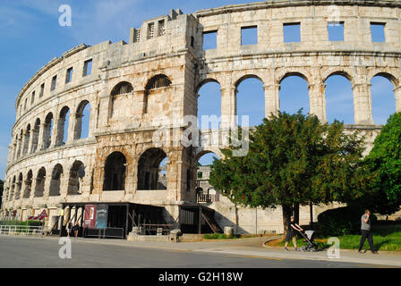 Pula, Istrie, Croatie. L'Arène de Pula est le nom de l'amphithéâtre situé à Pula, Croatie. L'Arène est le seul amphithéâtre Romain d'avoir quatre tours latérales et avec les trois ordres d'architecture romaine entièrement préservé. Il a été construit en 27 av. - 68 AD et est parmi les six plus grandes arènes romaines dans le monde. Un exemple rare parmi les 200 survivants des amphithéâtres romains, c'est aussi le mieux préservé monument ancien en Croatie. L'arène est utilisé comme un lieu pour de nombreux concerts. Banque D'Images