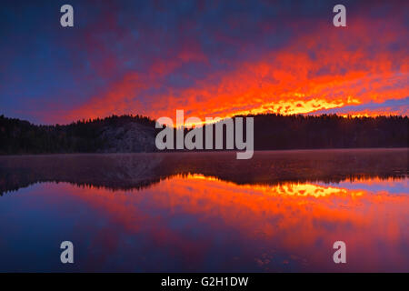 Une aube du ciel reflétée dans le la rivière Vermilion Capreol Ontario Canada Banque D'Images