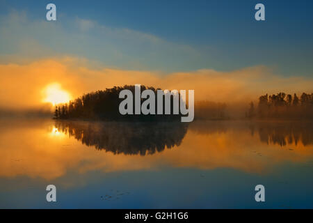 Dans le brouillard au lever du soleil Lac Isabel Kenora Ontario Canada Banque D'Images