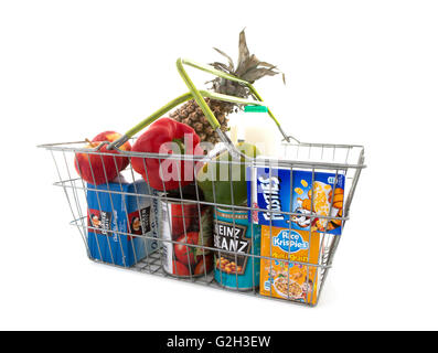 Sélection de légumes et épicerie dans un panier de fil sur un fond blanc Banque D'Images