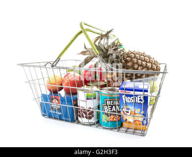 Sélection de légumes et épicerie dans un panier de fil sur un fond blanc Banque D'Images