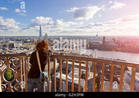 Une personne qui prend une photo de la ville de Londres avec le tesson et Tate Modern au coucher du soleil Banque D'Images