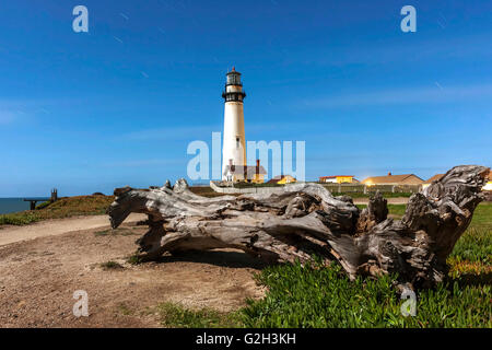 Pigeon Point Lighthouse. Situé dans Pecadero, en Californie. L'image est une longue exposition shot du phare et log situé dans un sentier Banque D'Images