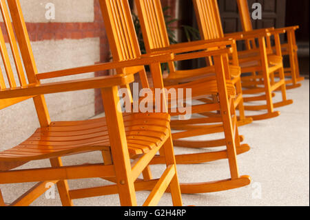 Rangée de chaises à bascule, donnant sur la cour à l'entrée de Flagler College à Saint Augustine, en Floride. (USA) Banque D'Images