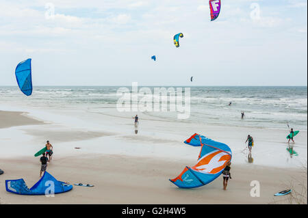 Kitesurfers bénéficiant d'une étendue de plage ouvert par un jour de vent à Saint Augustine, en Floride. (USA) Banque D'Images