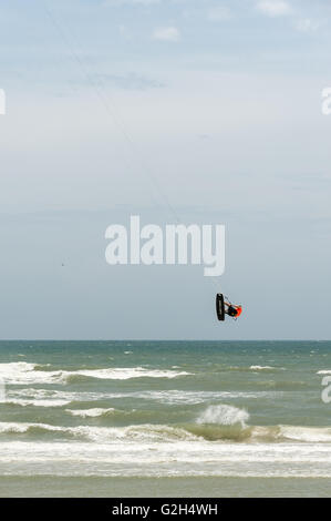 Floride kitesurfer vol au-dessus des vagues à Saint Augustine, Floride, USA. Banque D'Images