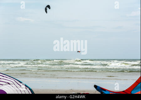 Kitesurfer attraper big air sur les vagues à Saint Augustine, Floride, USA. Banque D'Images