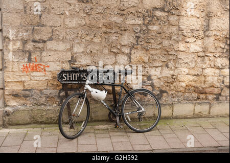 Vélo unique chaîne jusqu'à l'acier panneau de ship street la création d'un trébuchement Banque D'Images