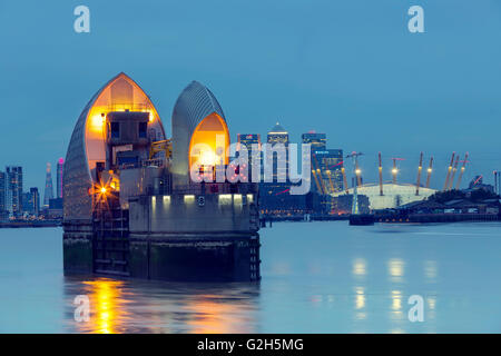 Thames Barrier, Millennium Dome et Canary Wharf skyline avec les immeubles de bureaux de l'entreprise historique de nuit Banque D'Images