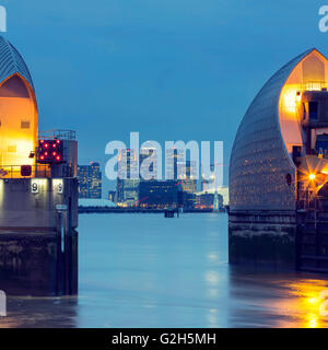 Thames Barrier, Millennium Dome et Canary Wharf skyline avec les immeubles de bureaux de l'entreprise historique de nuit Banque D'Images